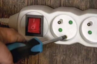 PRZEDŁUŻACZ Z WYŁĄCZNIKIEM 10M 5 GNIAZD UN