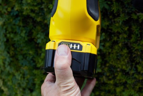 AKUM. NOŻYCE DO ŻYWOPŁOTU NA WYSIĘGNIKU 45CM V20 18V 1*4.0AH STANLEY