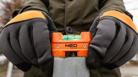 POZIOMICA KIESZONKOWA Z ZACZEPEM DO PASKA NEO