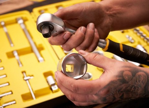 ZESTAW Z GRZECHOTKAMI 1/4 I 1/2 + AKCESORIA 81SZT STANLEY