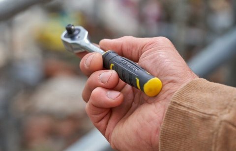 ZESTAW Z GRZECHOTKAMI 1/4 I 1/2 + AKCESORIA 81SZT STANLEY